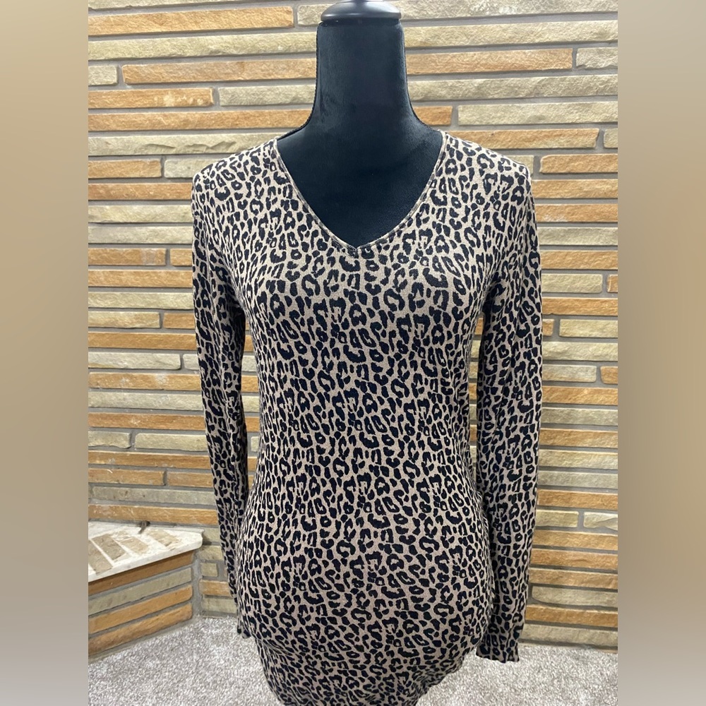 Small cheetah print v neck sweater